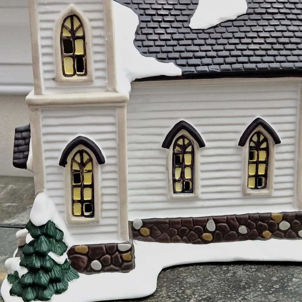 Carole Towne Owen Chapel 2002 •Lighted Church w/ Cord • Lemax Manufactured • Box